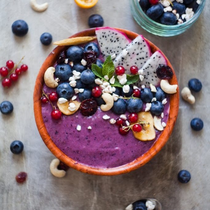 Smoothie bowl z sezonowych jagód i owoców