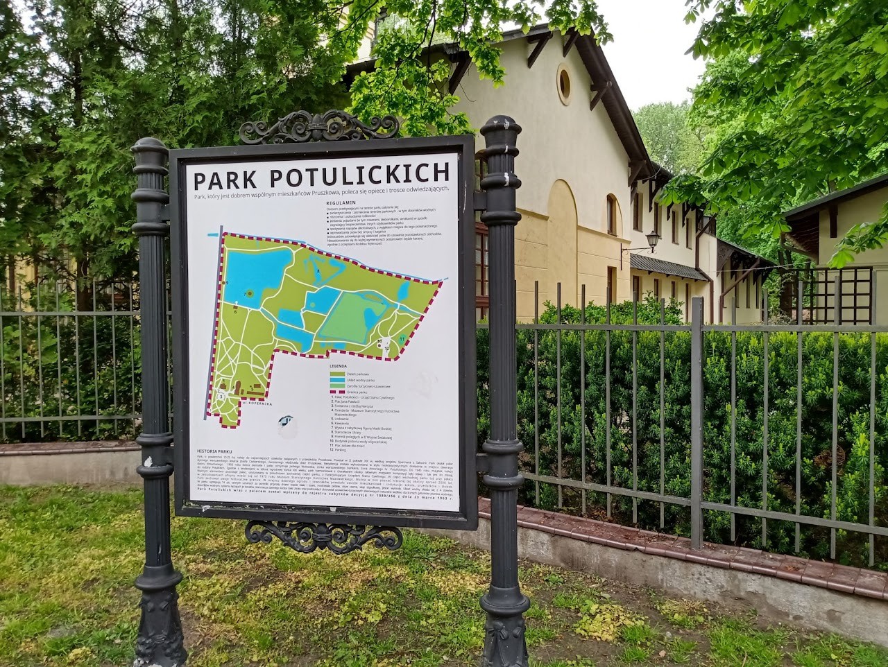 Park Potulickich w Pruszkowie — tablica informacyjna, pięć minut spacerem od LuminaKids